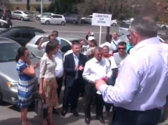 «Могучую кучку» либералов, вышедших поддержать Киртоакэ, сняли на видео и высмеяли