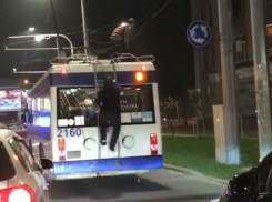 Экстремальные развлечения кишиневских подростков на крыше троллейбуса попали на видео