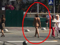 Обнаженную девушку в центре Киева сняли на видео и высмеяли