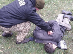 Украинец в галошах прорывался в Молдову с набитыми наркотиками карманами