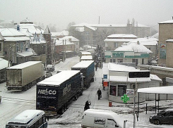 На обочинах трасс Молдовы из-за снежного бурана выстроились легковушки и фуры 