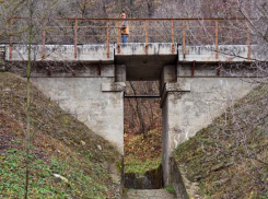 Пьяный мужчина погиб под колесами советской «шестерки» на мосту в Рашково 