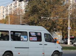 Двоих мужчин поймали во время кражи телефона в маршрутке