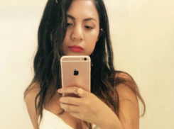 Юная брюнетка выставила девственность на аукцион: родители одобрили продажу первого секса