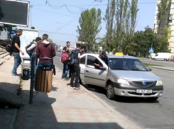 И смех, и грех: столичный таксист уместил в Dacia 7 человек