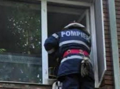 Двое малолетних детей оказались заперты в квартире на Ботанике: потребовалась помощь спасателей 