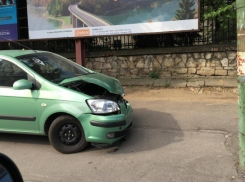 В центре Кишинева на тротуаре стоят брошенными два разбитых автомобиля
