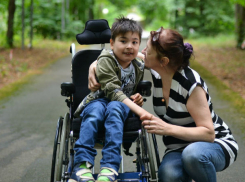 Люди, ухаживающие за больными детьми, смогут приостановить трудовой договор на два года