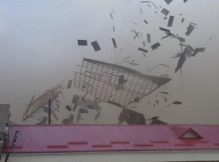 Эффектное видео из Теленештского района - школьники сняли, как ветер разносит в пух и прах крышу их школы