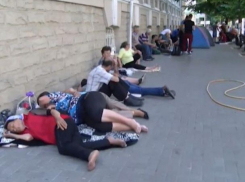 В Сети появился ролик, высмеивающий «протестующих за 500 леев» - за несколько часов он стал настоящим хитом