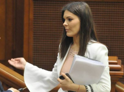 Алина Зотя похвасталась в парламенте роскошной сумкой от Валентино по «сумасшедшей» цене