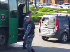 «Бабло на выборы»: спешная выгрузка секретного груза из спецавтобуса в Кишиневе попала на видео