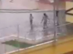 При ужасном ливне детей на Чеканах чуть не засосало в канализацию