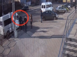 Столичная маршрутка едва не сбила мужчину с ребенком на зебре