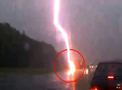 Новая сильнейшая гроза обрушилась на Румынию: от ударов молний и рухнувших деревьев погибли люди