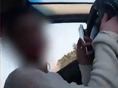 Пассажирка с ребенком угнала такси, когда водитель вышел в магазин в Ставченах 