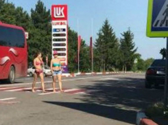 Полуголых девушек заметили посреди проезжей части Штефан-Водэ