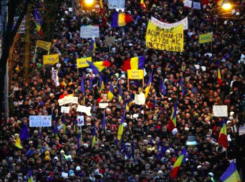 Массовую акцию протеста против коррупции в центре Бухареста сняли на видео