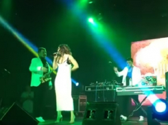 Платье Анны Седоковой лопнуло от напора ее мощной груди: пикантный инцидент сняли на видео