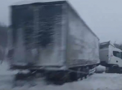 Дорожный армагеддон с сугробами и караваном большегрузов попал на видео в Унгенах 