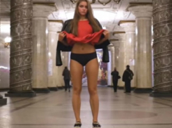 Юная блондинка задрала платье в метро для борьбы с извращенцами: необычное видео