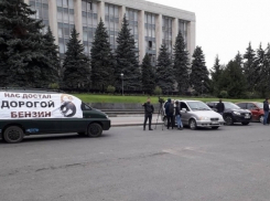 Наблюдение со стороны за участниками акции протеста против дорогого бензина устроили полицейские в Кишиневе