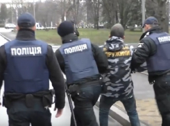 Массовая драка между украинскими националистами и полицией попала на видео