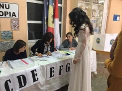 В Кишиневе пара пришла голосовать в свадебных нарядах