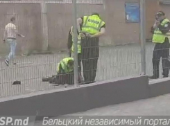 В Бельцах мужчина бросался с ножом на прохожих и сотрудников МВД: полицейские открыли огонь на поражение 
