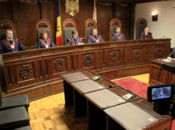 Добровольная отставка: судей Конституционного суда просят уважать решение народа