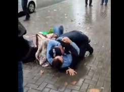 Мужчина подрался с полицейским на улице Кишинева  
