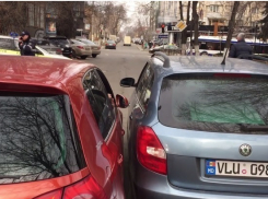 Две «притёршиеся» машины заблокировали улицу в центре Кишинева