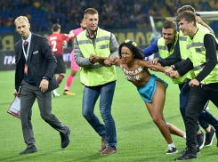 Негритянка с обнаженной грудью выбежала на поле во время футбольного матча Украина  - Турция