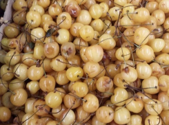 Возмущенные жители Кишинева заклеймили позором супермаркет с гнилыми овощами и фруктами