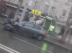 Легковушка врезалась в троллейбус в центре Кишинева