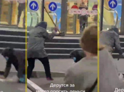 В Кишиневе попрошайка палкой по голове избила конкурентку по выпрашиванию денег у прохожих
