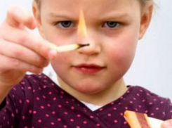 Тяжелые ожоги груди и ног получила оставленная без присмотра девочка в Унгенах 