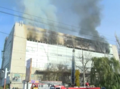 Пожар на Заводской разгорается все сильнее: здание может рухнуть