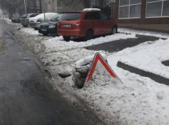 Опасная яма на дороге на Буюканах, заваленная покрышками, приобрела угрожающие размеры