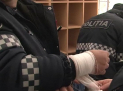 Разъяренный водитель искусал полицейского в Кишиневе и попал на видео