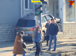 Фото дня: автомобиль чуть не протаранил офис риэлторской компании