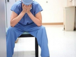 Жестокое избиение ногами врача из-за «раненого» мужчины попало на видео