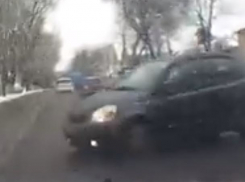 Чудовищный маневр девушки за рулем малолитражки заставил столичного водителя совершить рискованный «полет» на тротуар