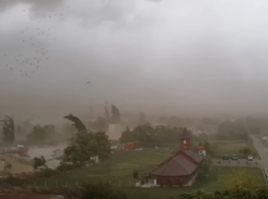 Смертельный ураган,  совершивший многочисленные разрушения в Румынии, сняли на видео