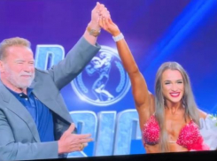 Культуристка из Молдовы получила премию из рук Арнольда Шварцнеггера