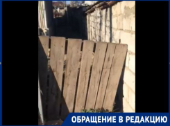 Люди не могут попасть в свой дом из-за перегороженной соседями общественной дороги