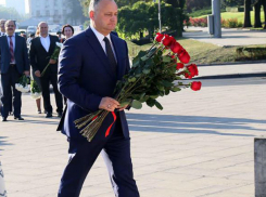 Президент в день праздника Limba Noastră возложил цветы к памятнику Штефану чел Маре и бюстам классиков молдавской литературы
