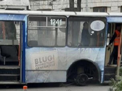 В Кишиневе у троллейбуса на ходу отлетело колесо