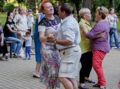 На воскресные танцы в Бельцах собрались и стар, и млад