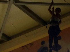 «Она сама себя отстегнула»: директор столичного аттракциона обвинил в инциденте сломавшую позвоночник девушку